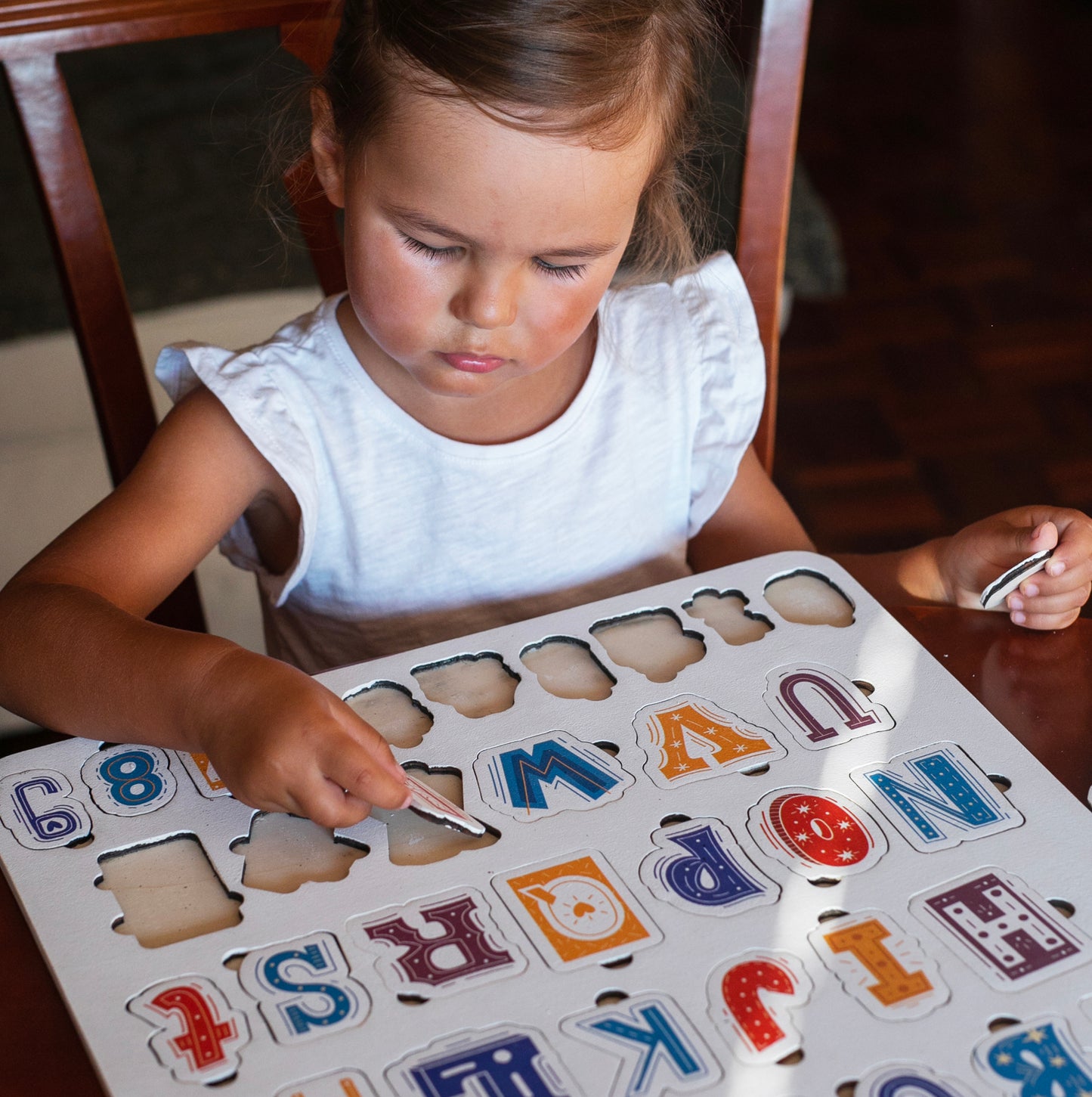 Quebra-cabeça de madeira feito à mão exclusivo com alfabeto e números - presente único para crianças