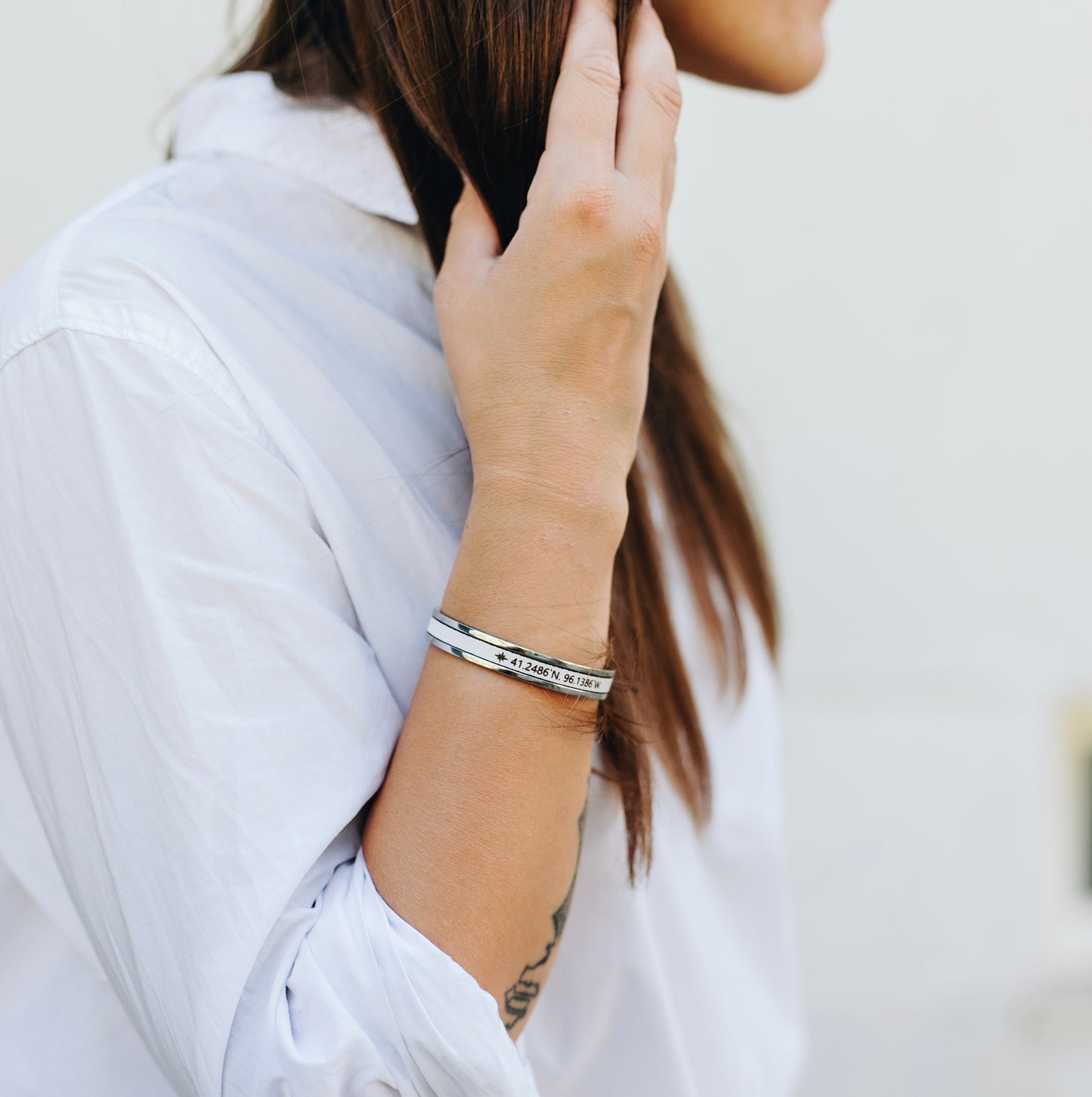 Bracelete de punho aberto para mulheres com texto personalizado gravado - presente para ela